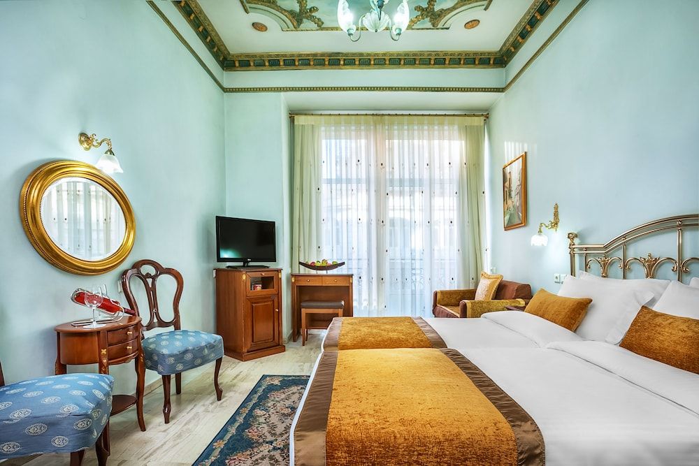 Comfort Room, 2 Twin Beds, City View