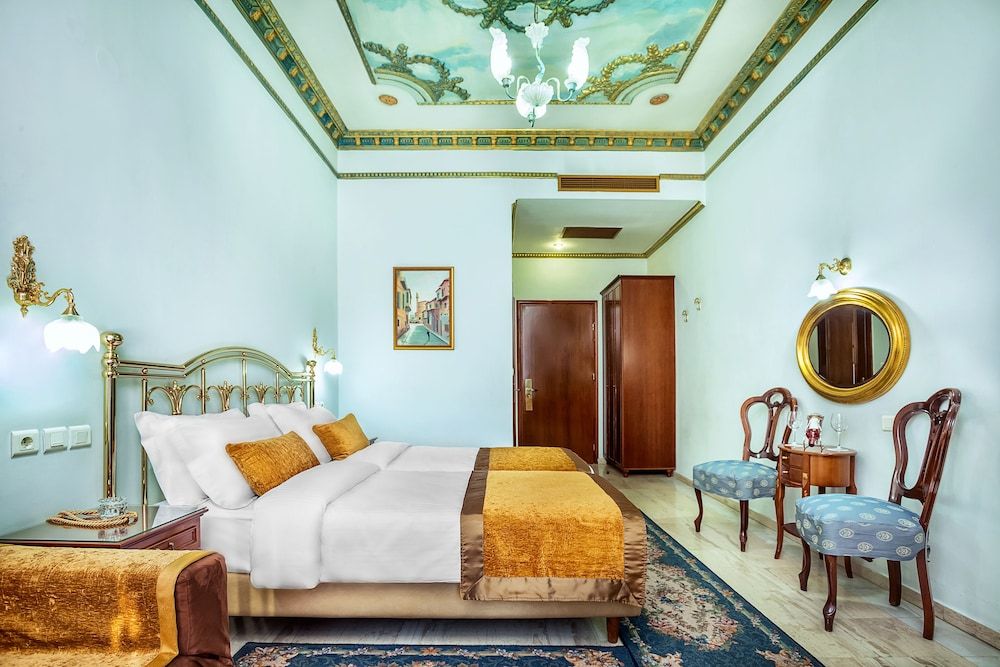 Comfort Room, 2 Twin Beds, City View