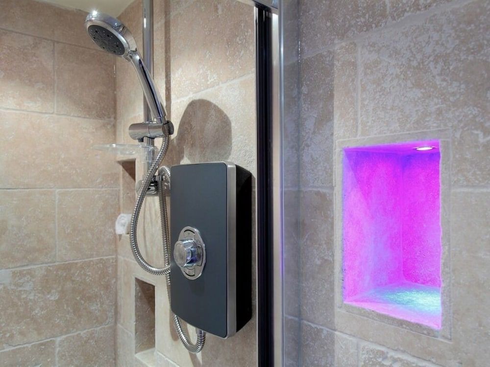 The Kings Arms Suite, Ensuite 2