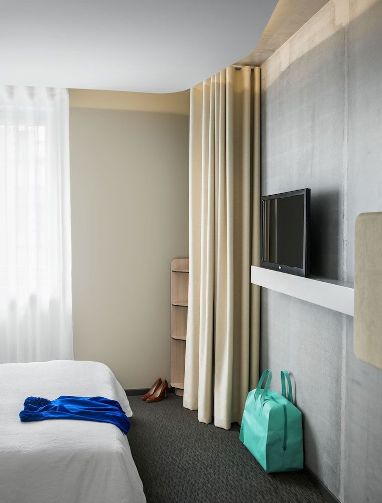 OKKO Hotels Grenoble Centre Classic Double Room (snacks & drinks self service in the Lounge Club) 8