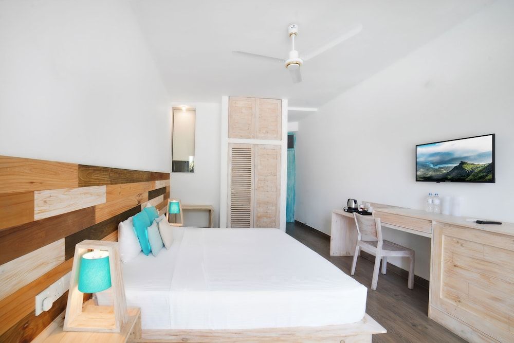 Hikkaduwa Beach Hotel Premium Ocean Room 4