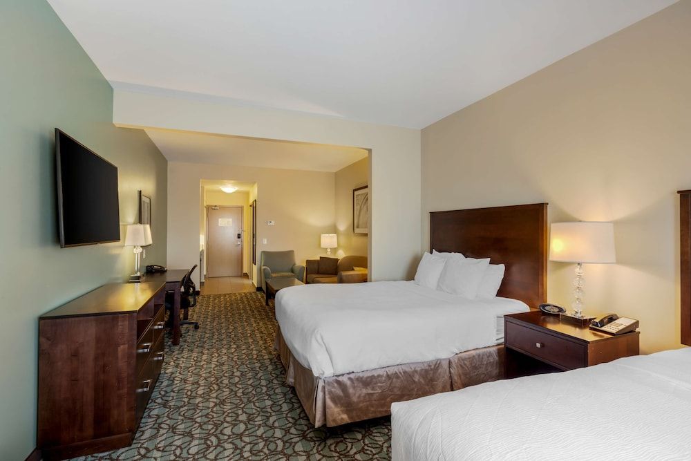 Best Western Plus Walkerton Hotel & Conference Centre Suite, 2 Queen Beds, Accessible, Refrigerator & Microwave (with Sofabed) 3