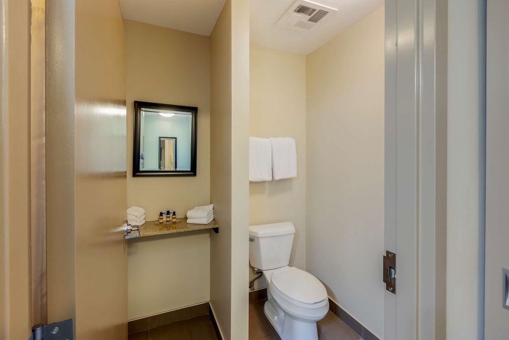 Best Western Plus Walkerton Hotel & Conference Centre Suite, 1 King Bed, Non Smoking, Jetted Tub 4