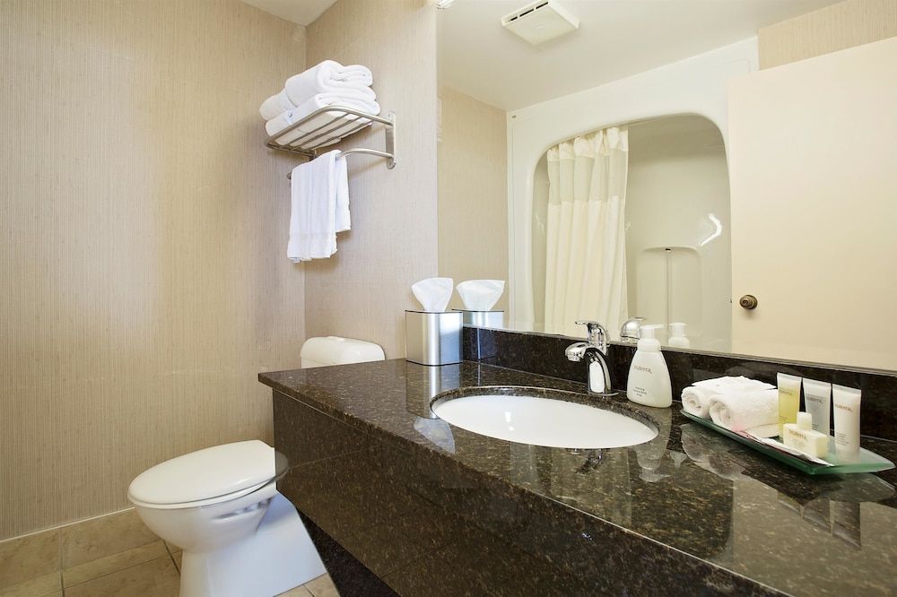 Best Western Inn On The Bay Standard Room, 1 King Bed, Non Smoking, Bay View (Larger Room;with Sofabed) 3