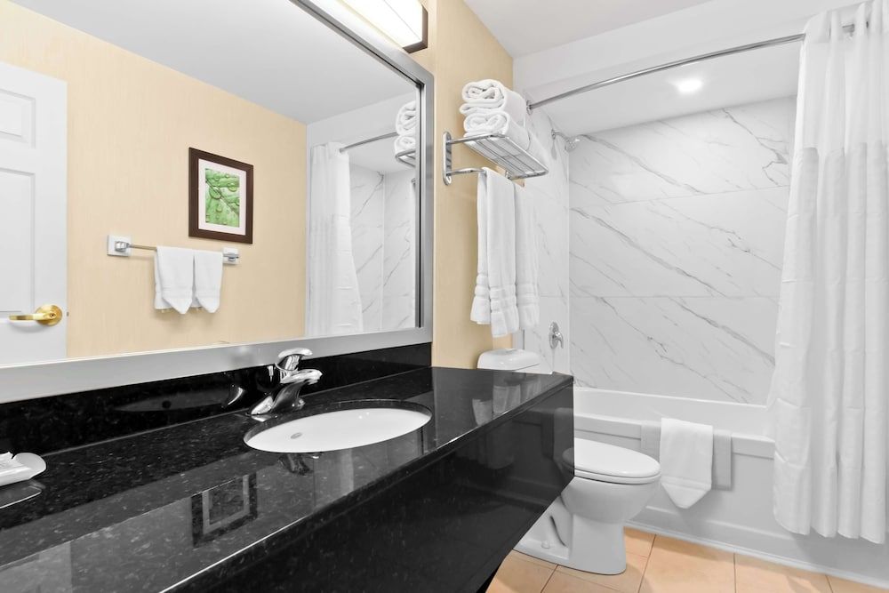 Best Western Inn On The Bay Suite, 1 King Bed, Non Smoking, Kitchenette (Living Room;with Sofabed) 2