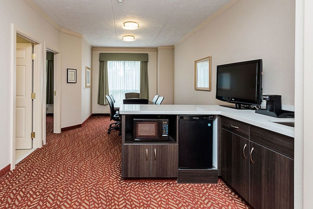 Best Western Inn On The Bay Suite, 1 King Bed, Non Smoking, Kitchenette (Living Room;with Sofabed) 4