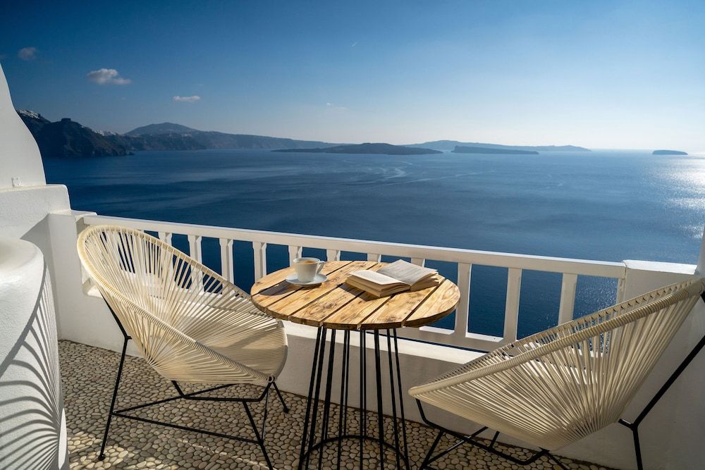 Delfini Villas Classic Room, Hot Tub (Caldera View) 4