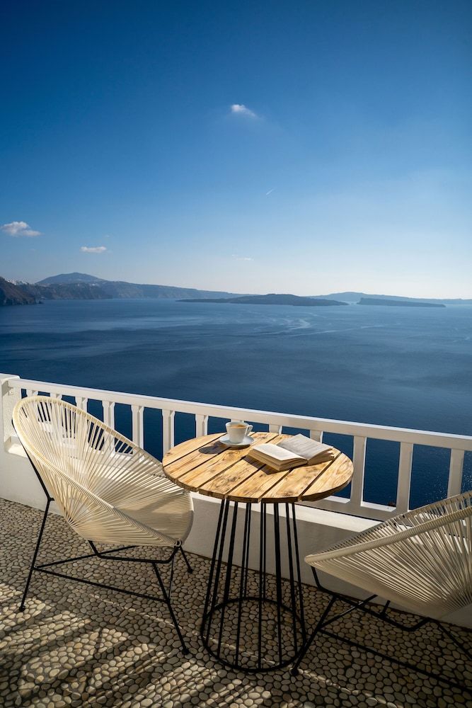 Delfini Villas Classic Room, Hot Tub (Caldera View) 5