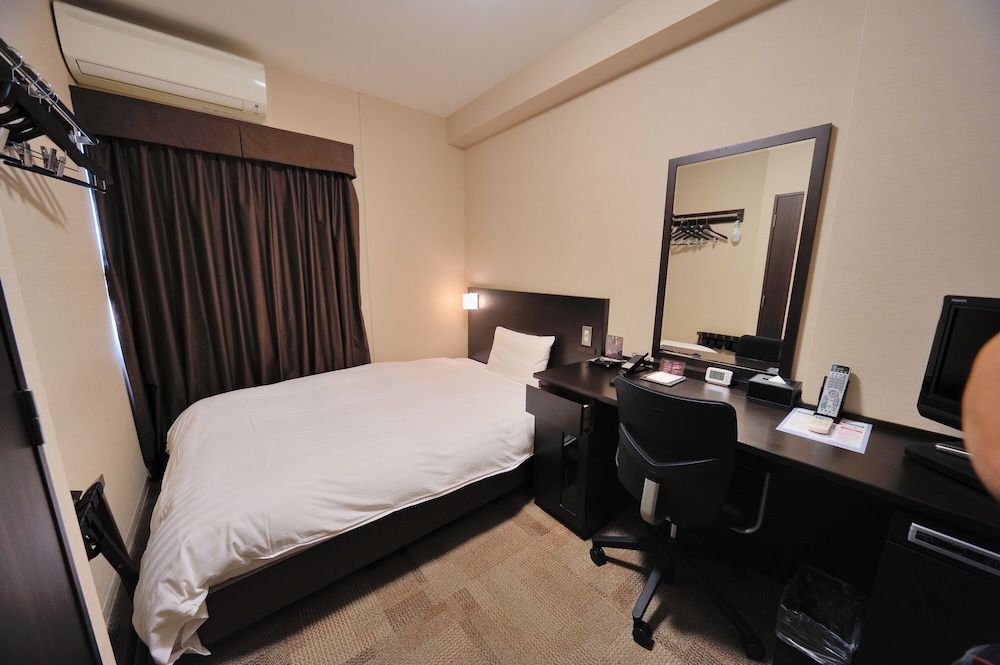 Single Room, Smoking (12.5 - 13.5sqm)