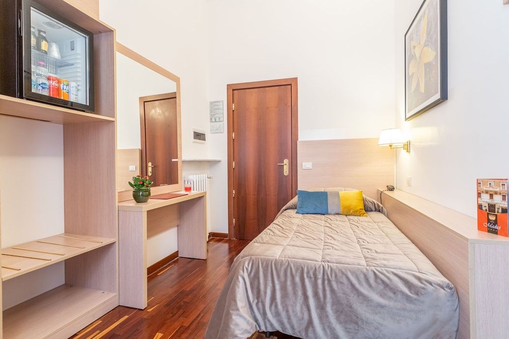 Hotel Medici Single Room 2