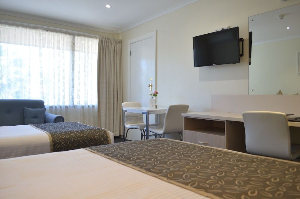 Adelaide Granada Motor Inn Executive Suite - 1 Queen Bed + 1 Single Bed 3