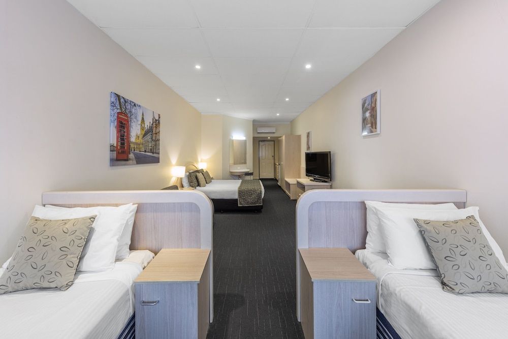 Adelaide Granada Motor Inn Family Room