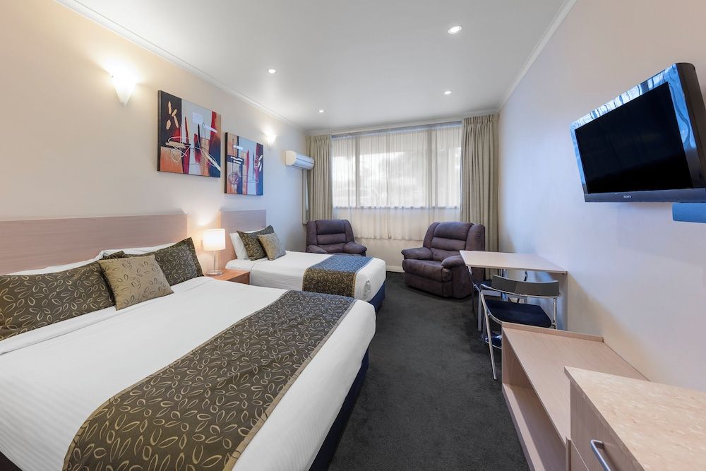 Adelaide Granada Motor Inn Executive Suite - 1 Queen Bed + 1 Single Bed 2