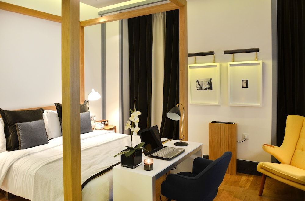 Browns Central Hotel Superior Double Room 4