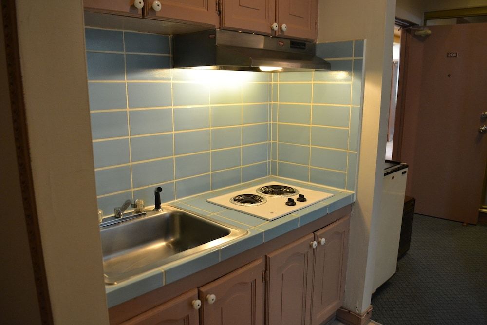 West Plaza Hotel Desekel Deluxe Room, Kitchenette 8