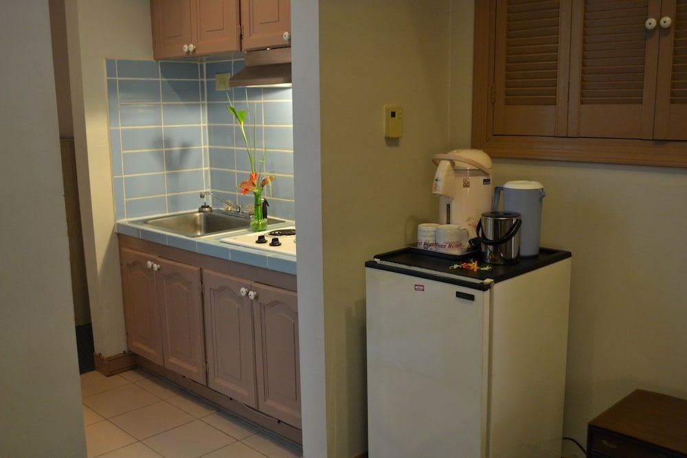 West Plaza Hotel Desekel Deluxe Room, Kitchenette 9