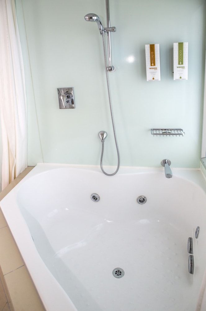 Waves Motel Studio, Jetted Tub 5