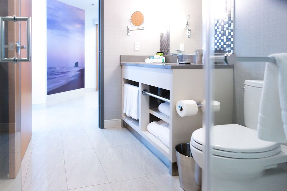 The Grand Winnipeg Airport Hotel by Lakeview Deluxe Room, 2 Queen Beds 4