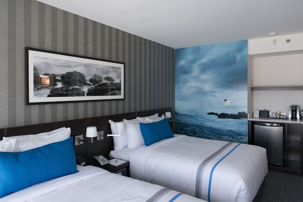 The Grand Winnipeg Airport Hotel by Lakeview Deluxe Room, 2 Queen Beds 3