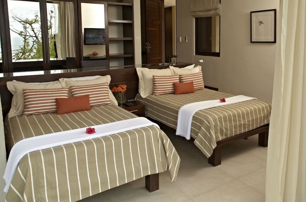 Deluxe Junior Suite w/ Jacuzzi
