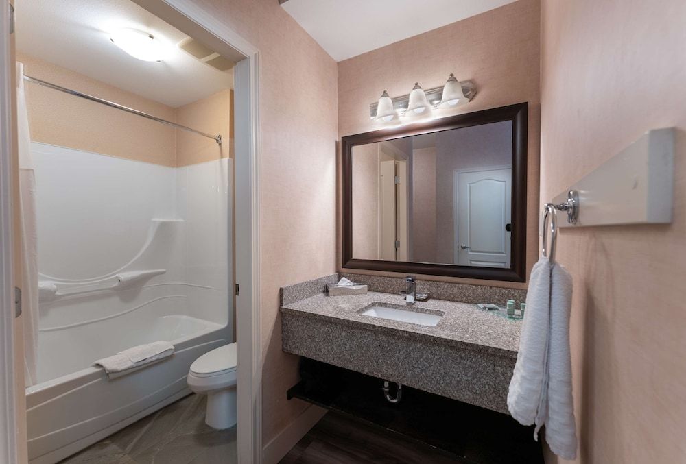 Prestige Cranbrook Hotel, BW Premier Collection Business Suite, 1 King Bed, Non Smoking, Kitchenette 3