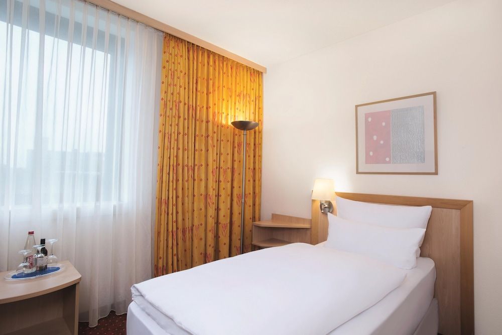NH Oberhausen Standard Room 8
