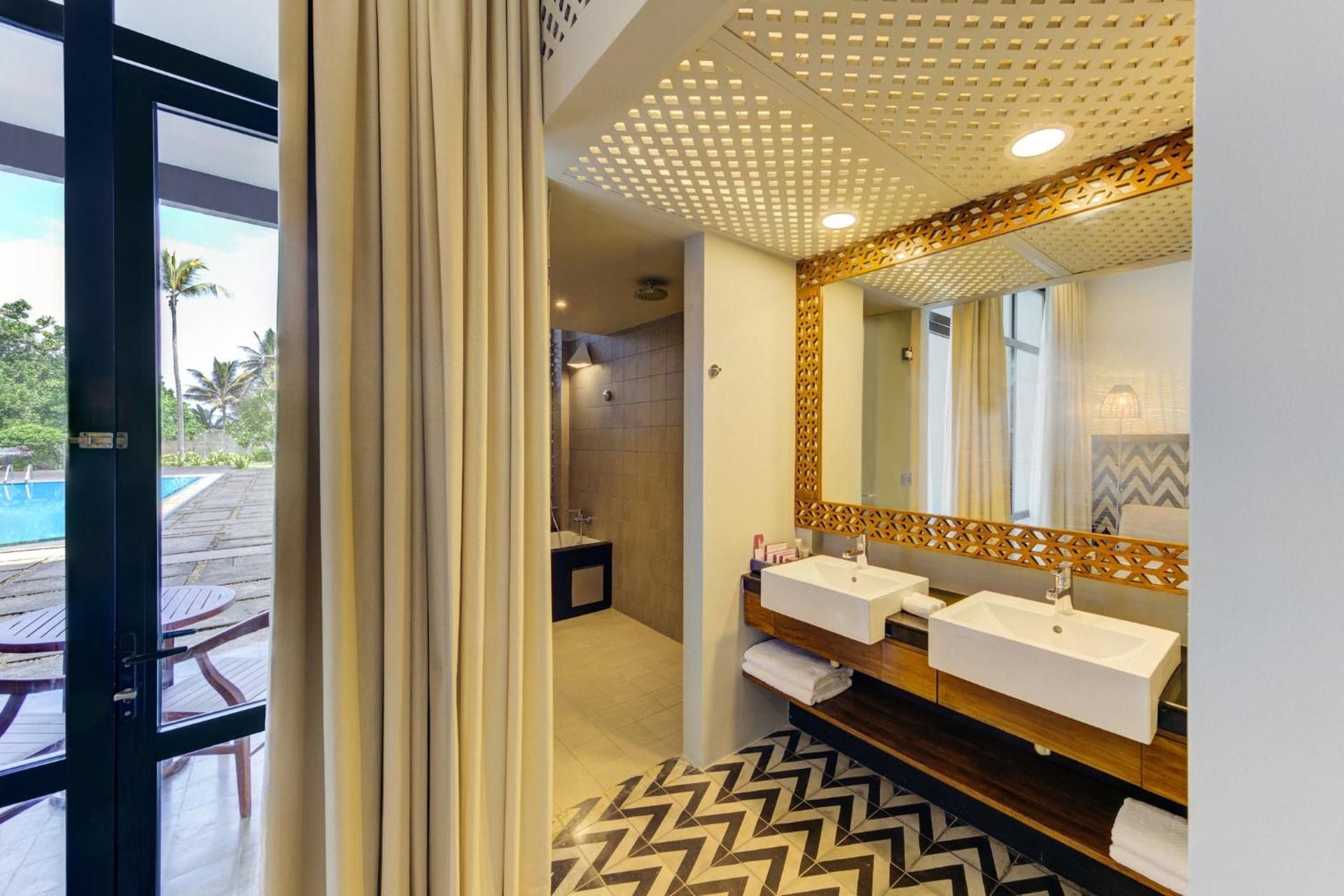 Deluxe Pool Access Room