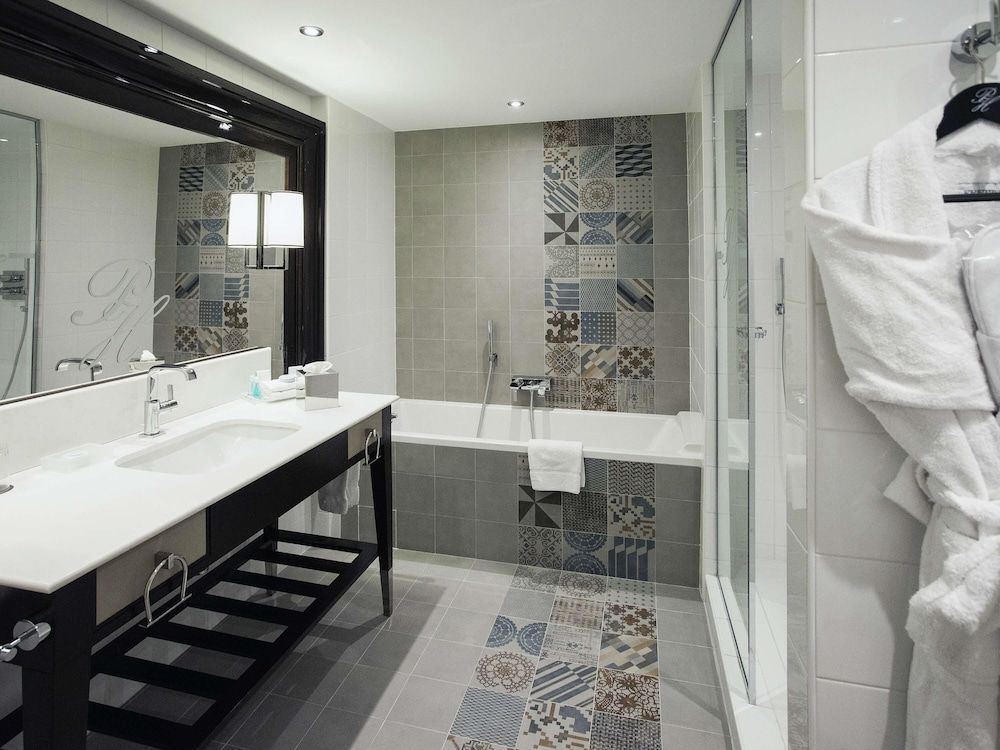 Suite, 1 King Bed, Courtyard View (City View)