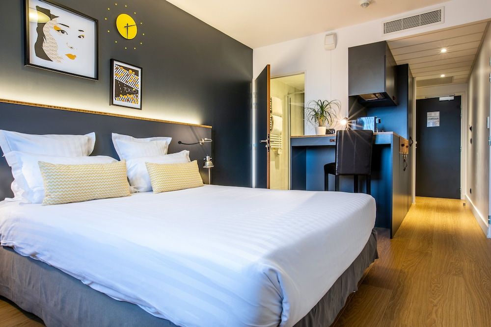 Junior Suite, 1 Queen Bed (with Single Sofabed)
