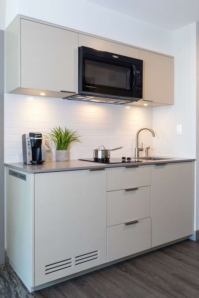 Best Western Plus Tin Wis Resort Standard Room, 1 King Bed, Kitchenette, Ocean View (with Sofabed) 4