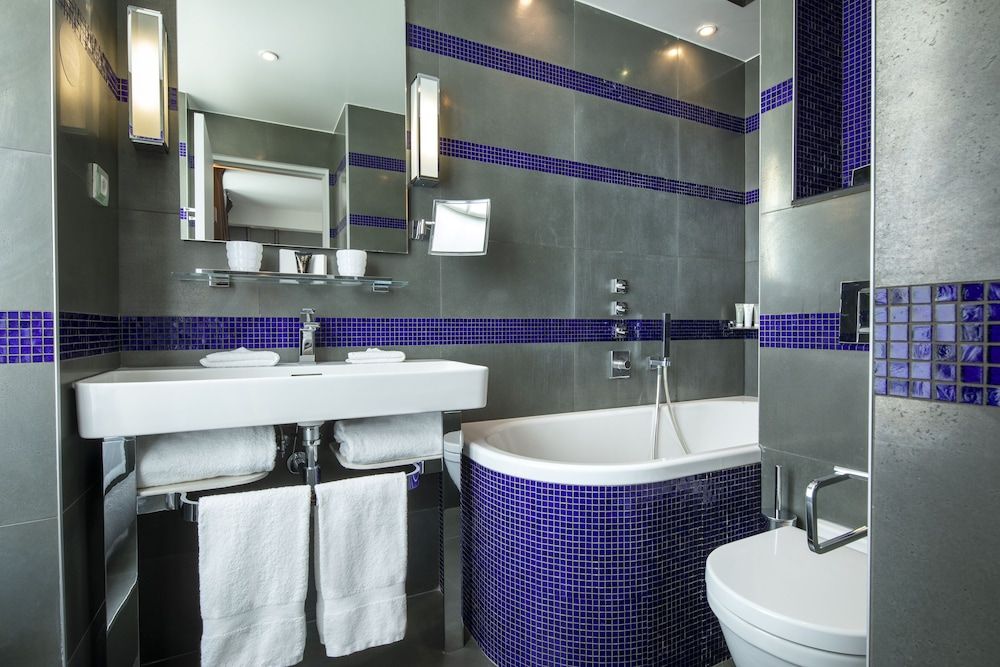 Le Pradey Traditional Room 10