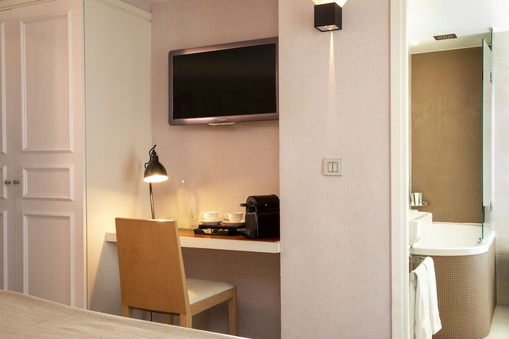 Le Pradey Traditional Room 14