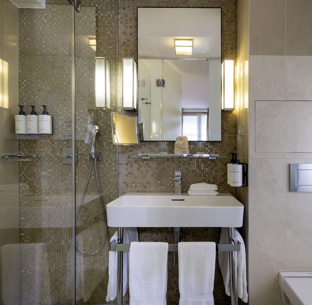 Le Pradey Traditional Room 12