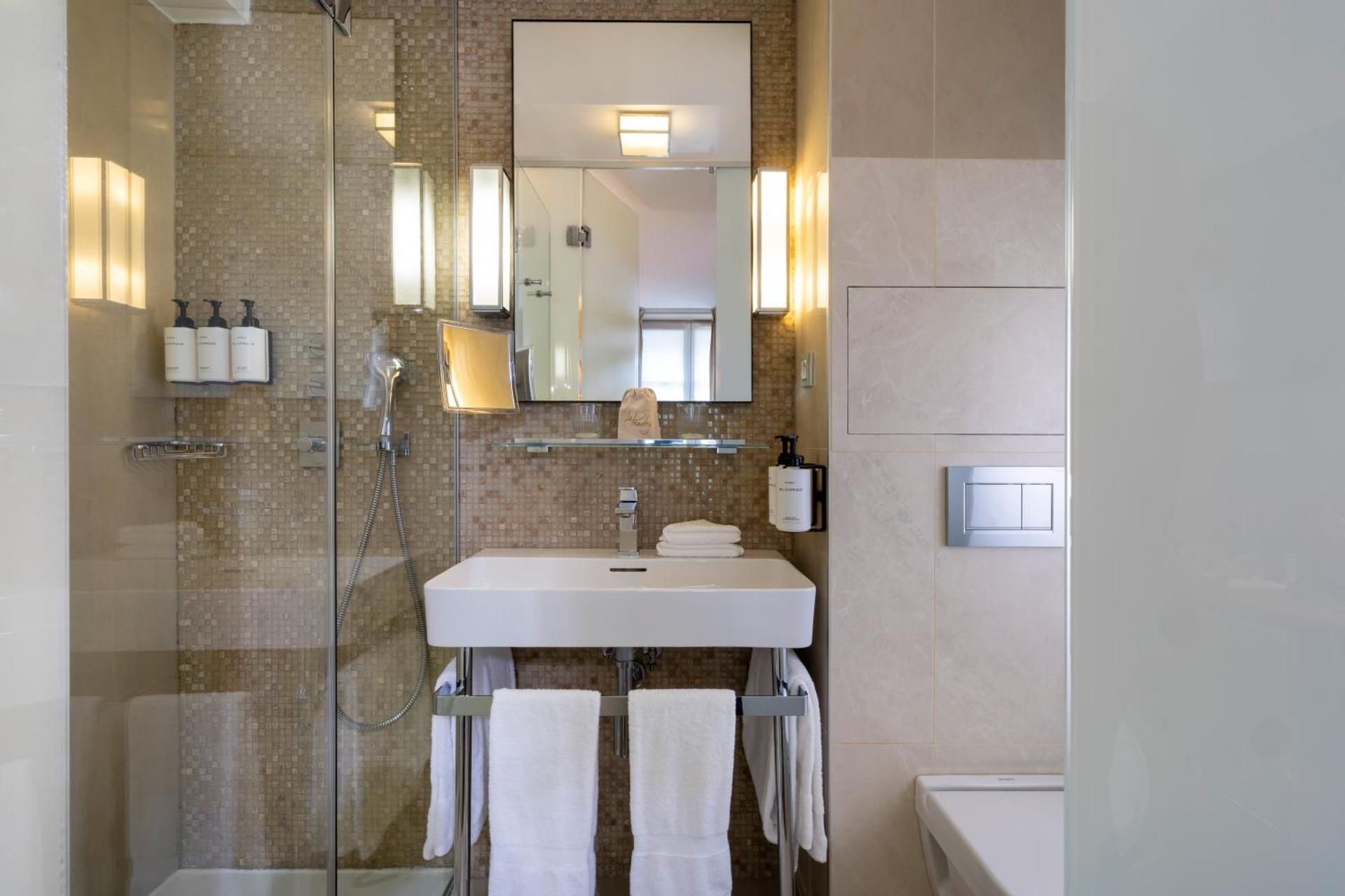 Le Pradey Double or Twin Room 3