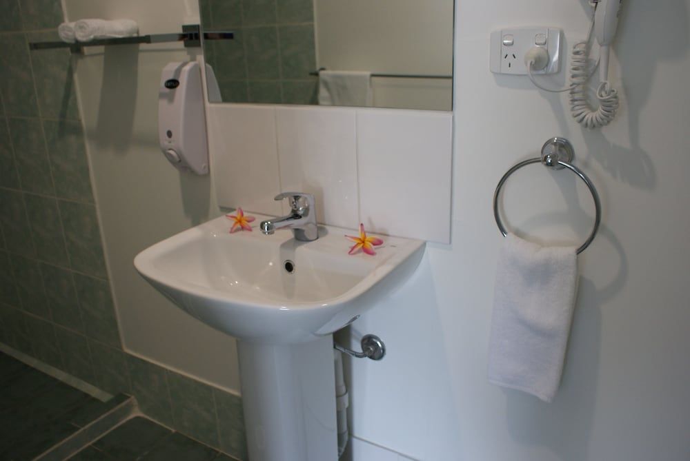 Karuah Riverside Motel Deluxe Twin Room 3