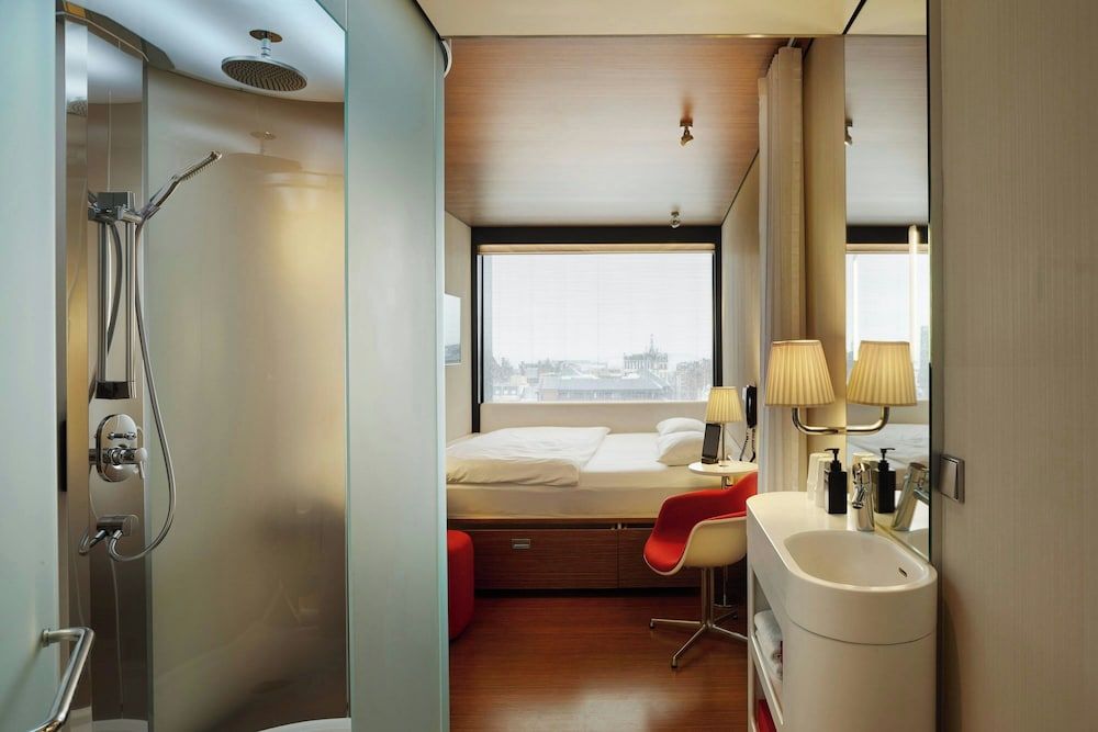 citizenM Glasgow Room, 1 King Bed 9
