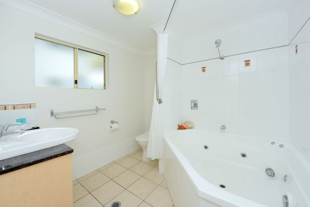 Central Plaza Port Douglas Apartments Apartment, 3 Bedrooms, Jetted Tub 8