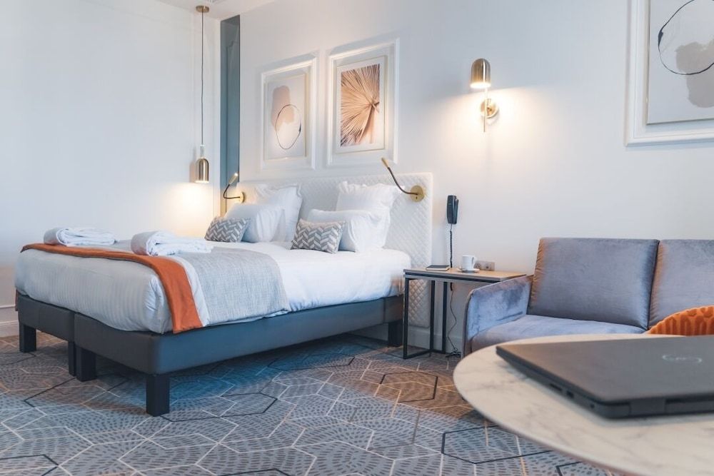 Oceania Hotel d'Anjou Angers Deluxe Triple Room 4