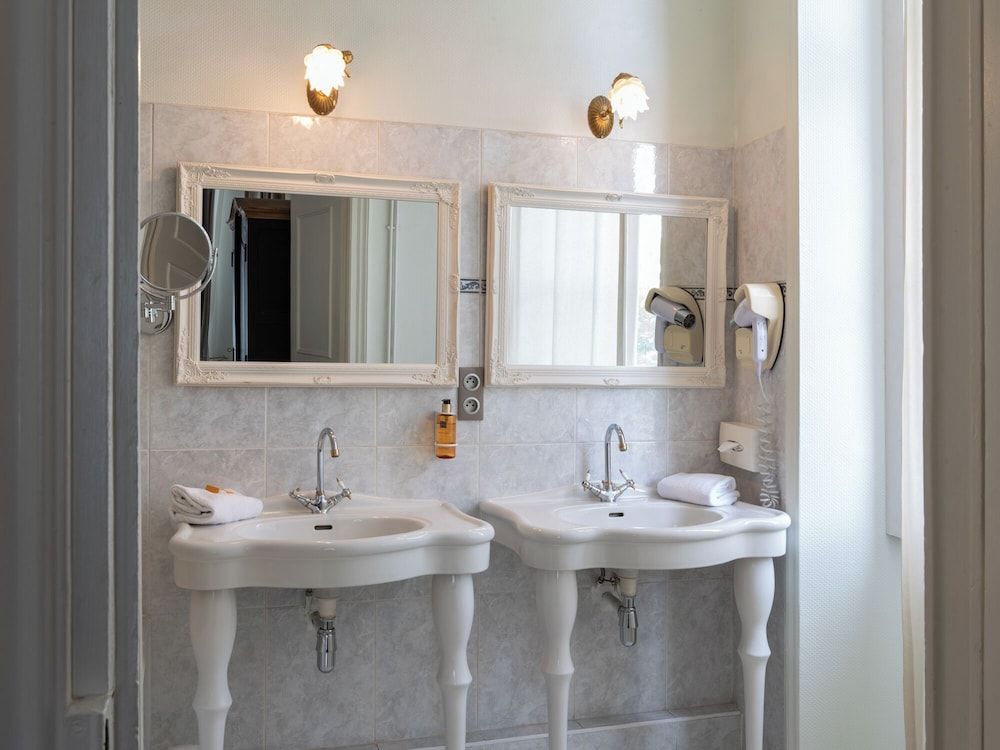 Oceania Hotel d'Anjou Angers Deluxe Room 4