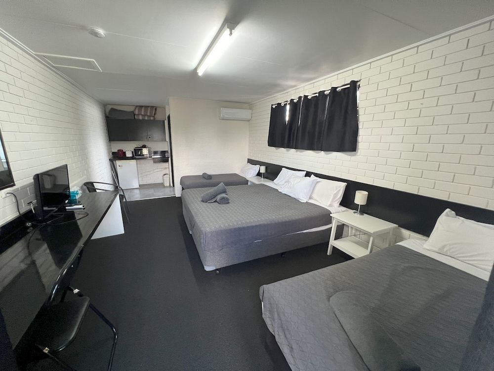 Abajaz Motor Inn Three Share (One Double and One Single Beds)