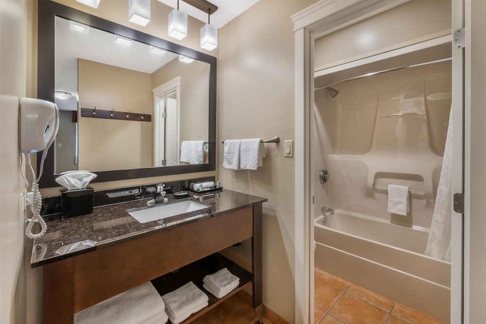 Best Western Sicamous Inn Standard Room, 1 King Bed, Non Smoking, Refrigerator & Microwave 4