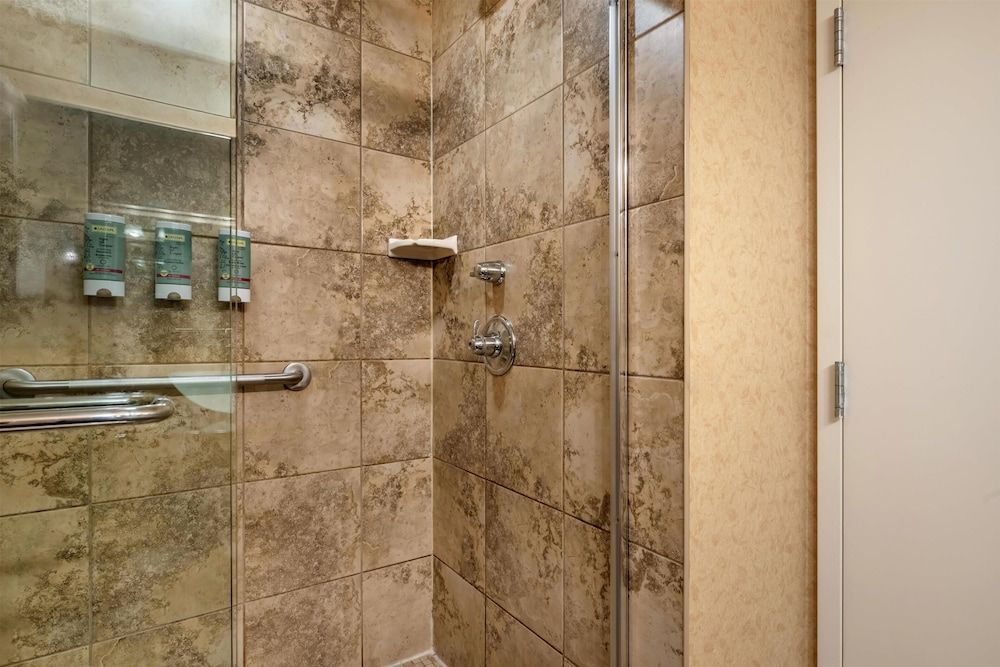 Best Western Sicamous Inn Standard Room, 1 King Bed, Non Smoking, Jetted Tub 5