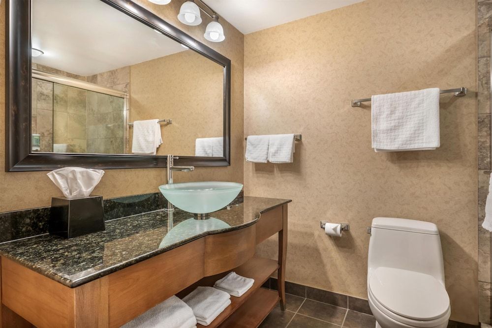 Best Western Sicamous Inn Standard Room, 1 King Bed, Non Smoking, Jetted Tub 4