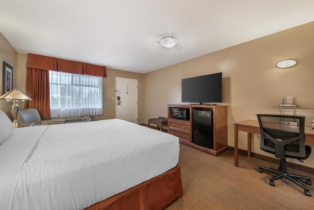 Best Western Sicamous Inn Standard Room, 1 King Bed, Non Smoking, Refrigerator & Microwave 2