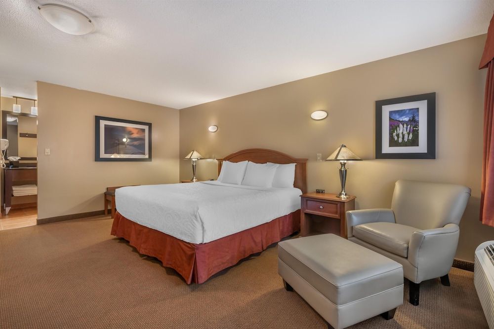Best Western Sicamous Inn Standard Room, 1 King Bed, Non Smoking, Refrigerator & Microwave 3
