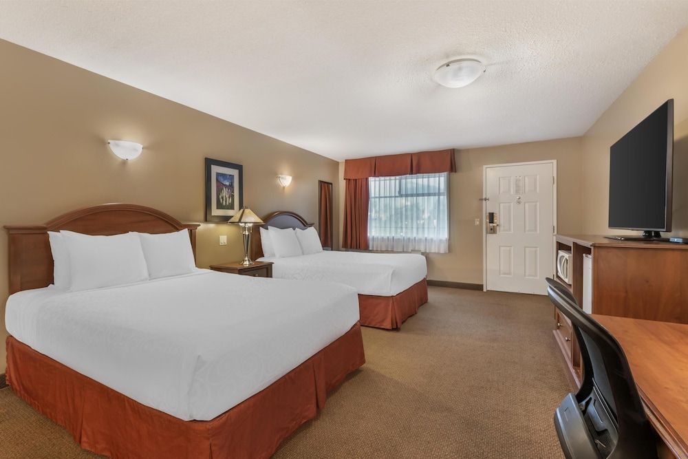 Best Western Sicamous Inn Standard Studio, 2 Queen Beds, Non Smoking, Refrigerator & Microwave (with Sofabed) 3
