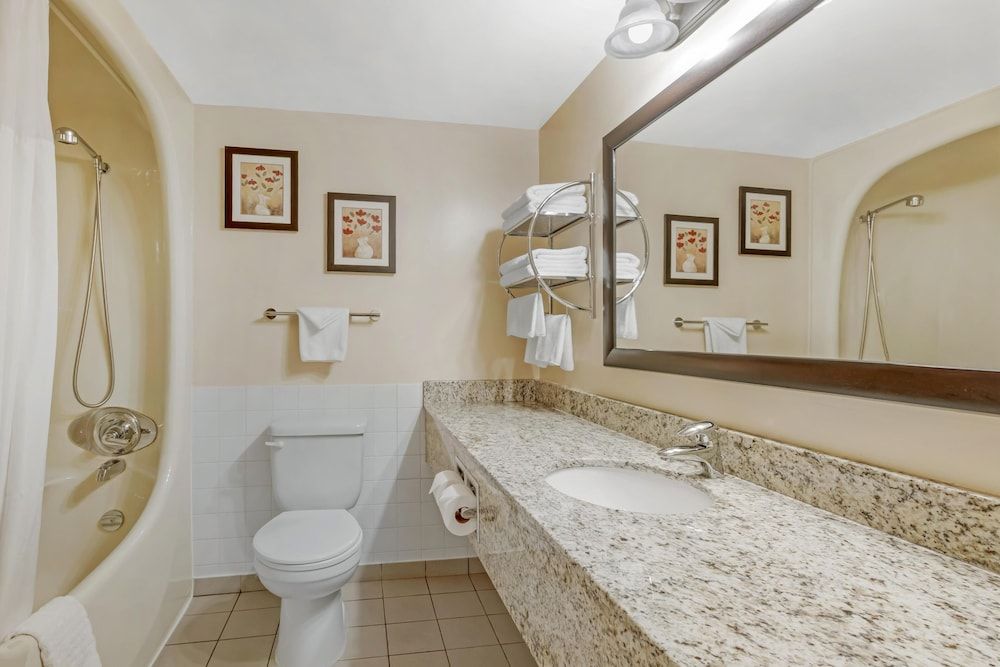 Best Western Plus Dryden Hotel & Conference Centre Standard Room, 2 Queen Beds, Non Smoking, Refrigerator & Microwave (2nd Floor) 5