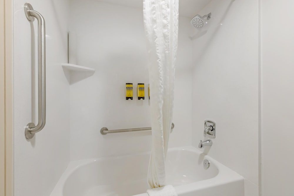 Best Western Plus Dryden Hotel & Conference Centre Standard Room, 2 Queen Beds, Non Smoking, Refrigerator & Microwave (2nd Floor) 4