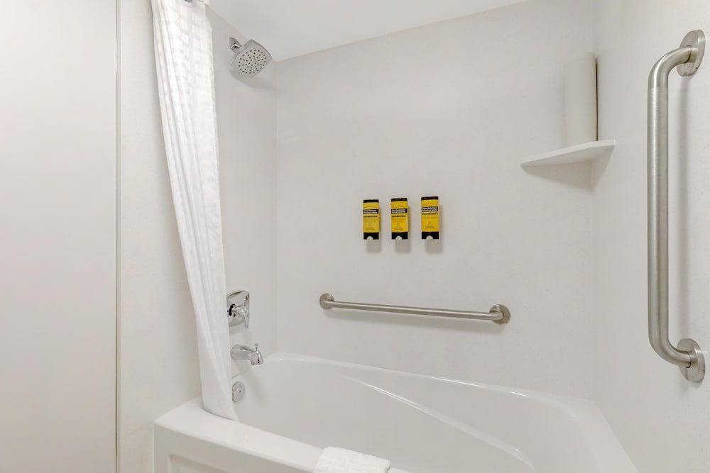 Best Western Plus Dryden Hotel & Conference Centre Standard Room, 1 King Bed, Non Smoking, Refrigerator & Microwave (with Single Sofabed) 4