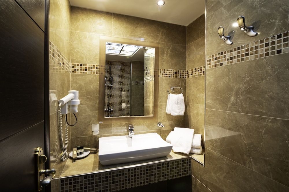 Heaven Hotel Standard Double or Twin Room, Pool View 7